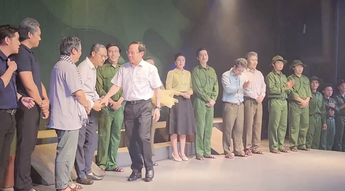 Bí thư Thành ủy TP HCM Nguyễn Văn Nên xem và chúc mừng vở kịch "Đồng chí"- Ảnh 2. Bí thư Thành ủy TP HCM Nguyễn Văn Nên xem và chúc mừng vở kịch "Đồng chí"- Ảnh 2.