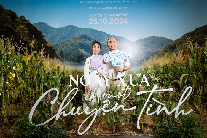 Thu Trang, Hồng Đào chúc mừng đạo diễn Trịnh Đình Lê Minh- Ảnh 1.