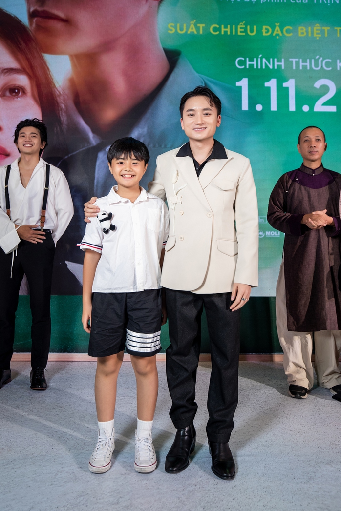 Thu Trang, Hồng Đào chúc mừng đạo diễn Trịnh Đình Lê Minh- Ảnh 5.