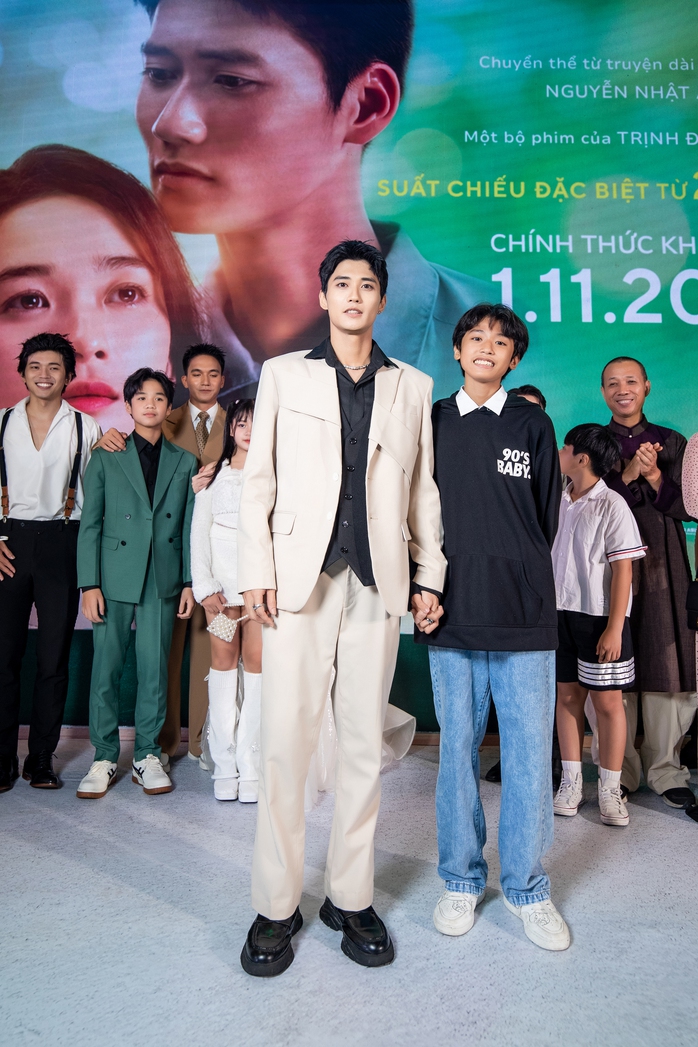 Thu Trang, Hồng Đào chúc mừng đạo diễn Trịnh Đình Lê Minh- Ảnh 7.