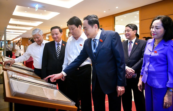 Chủ tịch nước Lương Cường tham quan triển lãm chuyên đề "Nhật Báo Quốc hội"- Ảnh 2. Chủ tịch nước Lương Cường tham quan triển lãm chuyên đề "Nhật Báo Quốc hội"- Ảnh 2.