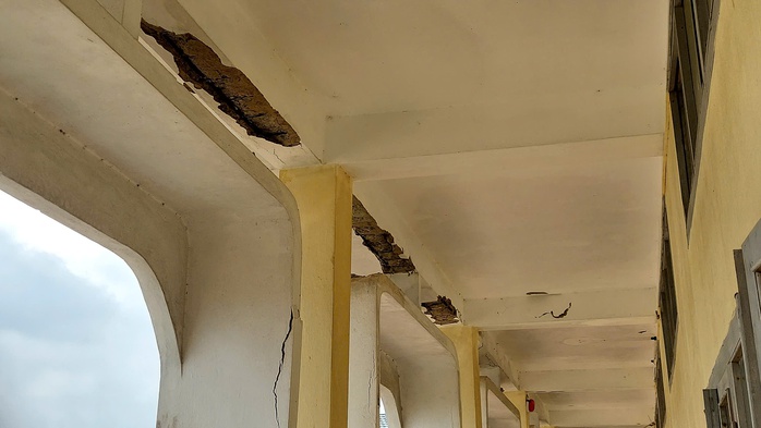 Gần 300 học sinh nơm nớp lo sợ vì trường học xuống cấp nghiêm trọng- Ảnh 1.