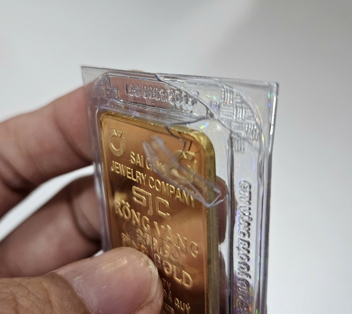 Giá vàng cao kỷ lục, khách bán vàng SJC bất ngờ vì bị trừ phí - Ảnh 1. Giá vàng cao kỷ lục, khách bán vàng SJC bất ngờ vì bị trừ phí - Ảnh 1.