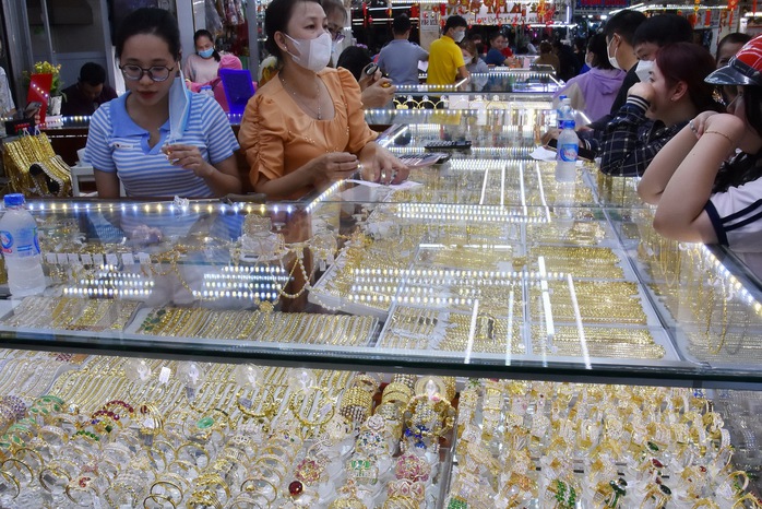 Giá vàng hôm nay, 24-10: Lên đỉnh rồi bất ngờ rơi thẳng đứng- Ảnh 1. Giá vàng hôm nay, 24-10: Lên đỉnh rồi bất ngờ rơi thẳng đứng- Ảnh 1.