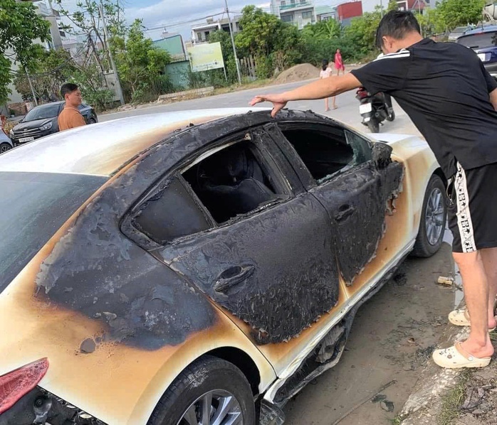 Phân định trách nhiệm vụ Mazda3 cháy khi đậu trên vỉa hè- Ảnh 1. Phân định trách nhiệm vụ Mazda3 cháy khi đậu trên vỉa hè- Ảnh 1.