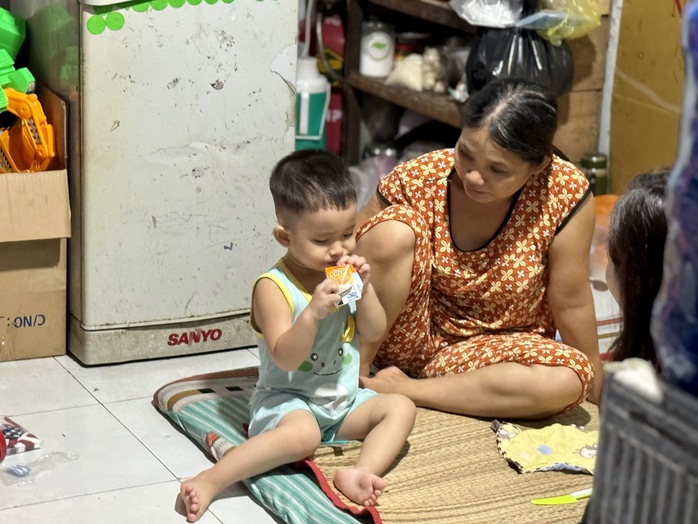 Nữ công nhân suốt 10 năm không được sống cùng con- Ảnh 2. Nữ công nhân suốt 10 năm không được sống cùng con- Ảnh 2.