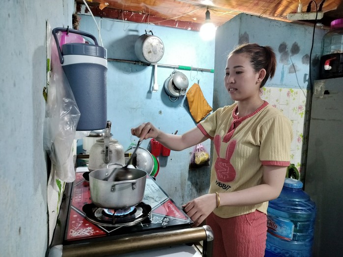 Nữ công nhân suốt 10 năm không được sống cùng con- Ảnh 1. Nữ công nhân suốt 10 năm không được sống cùng con- Ảnh 1.