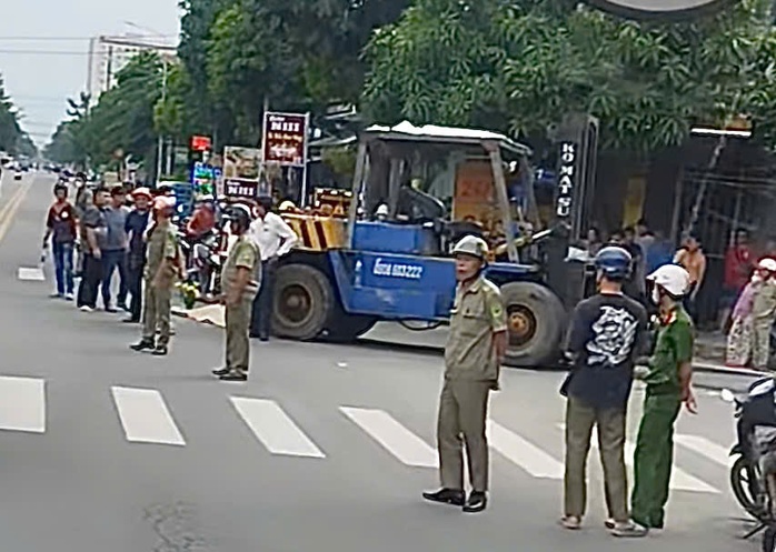 Tai nạn giao thông nghiêm trọng ngay giao lộ ở quận Bình Tân- Ảnh 1. Tai nạn giao thông nghiêm trọng ngay giao lộ ở quận Bình Tân- Ảnh 1.