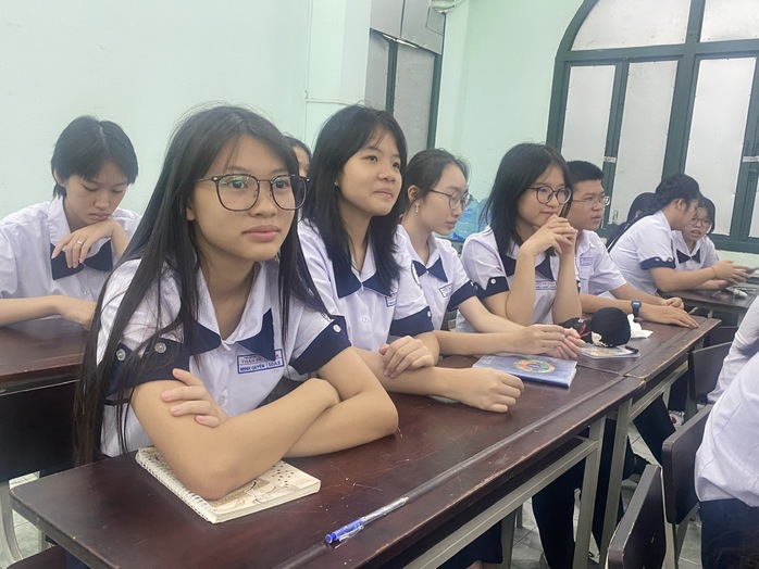 Tiết học văn "bùng nổ" của khóa học sinh đầu tiên Trường THCS-THPT Trần Đại Nghĩa- Ảnh 3. Tiết học văn "bùng nổ" của khóa học sinh đầu tiên Trường THCS-THPT Trần Đại Nghĩa- Ảnh 3.