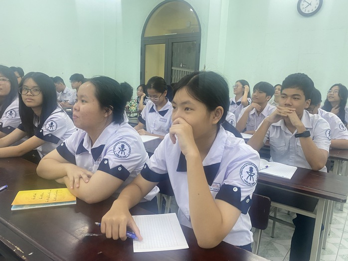 Tiết học văn "bùng nổ" của khóa học sinh đầu tiên Trường THCS-THPT Trần Đại Nghĩa- Ảnh 4.
