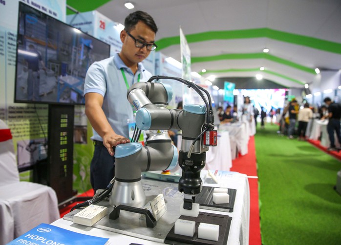 Ứng dụng lắp ráp sản phẩm với cánh tay robot giúp tăng tốc độ và chất lượng sản xuất lại giảm được chi phí. Ảnh: HOÀNG TRIỀU Ứng dụng lắp ráp sản phẩm với cánh tay robot giúp tăng tốc độ và chất lượng sản xuất lại giảm được chi phí. Ảnh: HOÀNG TRIỀU