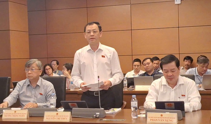 Đại biểu Quốc hội Nguyễn Tri Thức - Thứ trưởng Bộ Y tế, Giám đốc Bệnh viện Chợ Rẫy (TP HCM) - cho rằng chỉ nên bỏ giấy chuyển tuyến khi khám ban đầu ở cấp cơ sở. Ảnh: VĂN DUẨN Đại biểu Quốc hội Nguyễn Tri Thức - Thứ trưởng Bộ Y tế, Giám đốc Bệnh viện Chợ Rẫy (TP HCM) - cho rằng chỉ nên bỏ giấy chuyển tuyến khi khám ban đầu ở cấp cơ sở. Ảnh: VĂN DUẨN