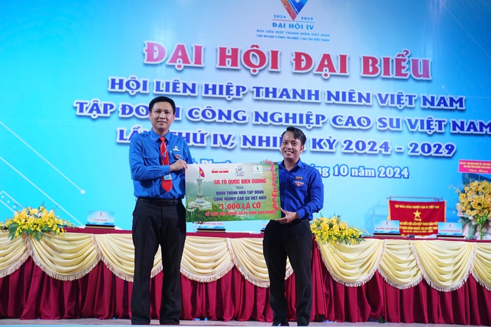 Báo Người Lao Động tặng 1.000 lá cờ Tổ quốc cho Tập đoàn Công nghiệp Cao su Việt Nam- Ảnh 3. Báo Người Lao Động tặng 1.000 lá cờ Tổ quốc cho Tập đoàn Công nghiệp Cao su Việt Nam- Ảnh 3.