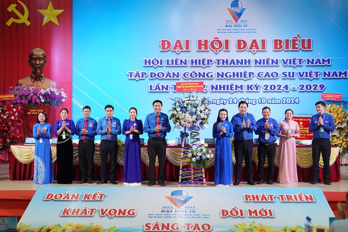 Báo Người Lao Động tặng 1.000 lá cờ Tổ quốc cho Tập đoàn Công nghiệp Cao su Việt Nam- Ảnh 1. Báo Người Lao Động tặng 1.000 lá cờ Tổ quốc cho Tập đoàn Công nghiệp Cao su Việt Nam- Ảnh 1.