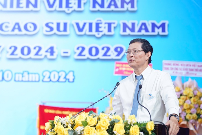 Báo Người Lao Động tặng 1.000 lá cờ Tổ quốc cho Tập đoàn Công nghiệp Cao su Việt Nam- Ảnh 2. Báo Người Lao Động tặng 1.000 lá cờ Tổ quốc cho Tập đoàn Công nghiệp Cao su Việt Nam- Ảnh 2.