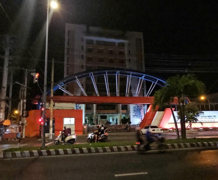 Điều tra vụ sinh viên tử vong tại Trường ĐH Xây dựng miền Tây- Ảnh 1. Điều tra vụ sinh viên tử vong tại Trường ĐH Xây dựng miền Tây- Ảnh 1.