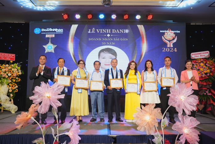 Vinh danh 38 doanh nhân chèo lái doanh nghiệp thành công 20 năm trở lên- Ảnh 1. Vinh danh 38 doanh nhân chèo lái doanh nghiệp thành công 20 năm trở lên- Ảnh 1.