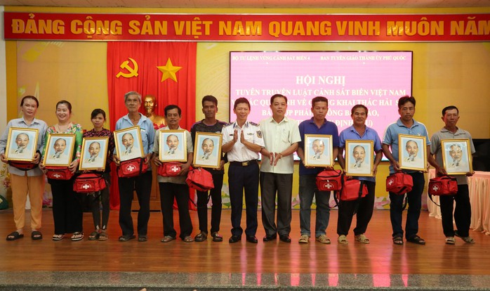 Cảnh sát biển tặng ảnh Bác và cờ Tổ quốc cho ngư dân Phú Quốc- Ảnh 2. Cảnh sát biển tặng ảnh Bác và cờ Tổ quốc cho ngư dân Phú Quốc- Ảnh 2.