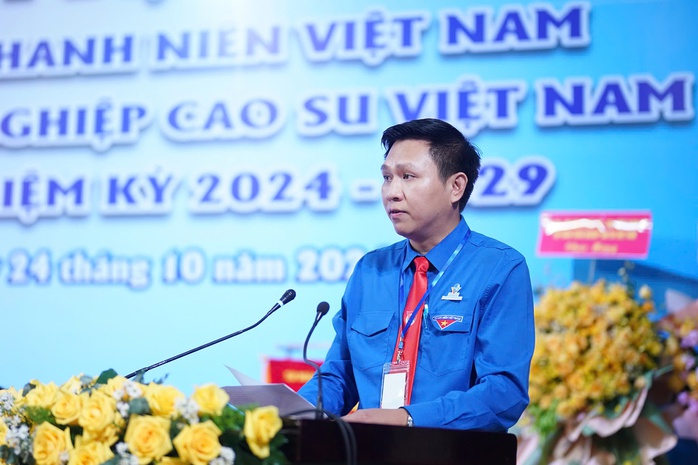 Báo Người Lao Động tặng 1.000 lá cờ Tổ quốc cho Tập đoàn Công nghiệp Cao su Việt Nam- Ảnh 4. Báo Người Lao Động tặng 1.000 lá cờ Tổ quốc cho Tập đoàn Công nghiệp Cao su Việt Nam- Ảnh 4.