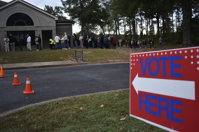Voters line up at the Rose Creek Public Library in Woodstock for the first day of early voting. Ross Williams/Georgia Recorder Voters line up at the Rose Creek Public Library in Woodstock for the first day of early voting. Ross Williams/Georgia Recorder