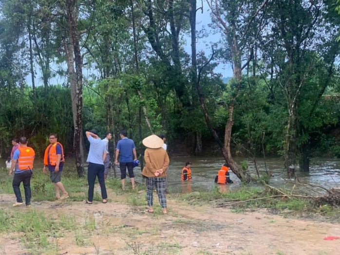 Một bé trai mất tích khi tắm suối cùng gia đình- Ảnh 1. Một bé trai mất tích khi tắm suối cùng gia đình- Ảnh 1.