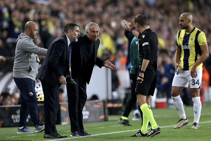 HLV Mourinho bị thẻ đỏ, Fenerbahce vẫn gieo sầu cho Man United- Ảnh 4. HLV Mourinho bị thẻ đỏ, Fenerbahce vẫn gieo sầu cho Man United- Ảnh 4.