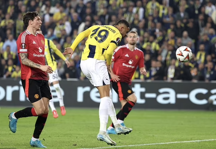 HLV Mourinho bị thẻ đỏ, Fenerbahce vẫn gieo sầu cho Man United- Ảnh 3. HLV Mourinho bị thẻ đỏ, Fenerbahce vẫn gieo sầu cho Man United- Ảnh 3.
