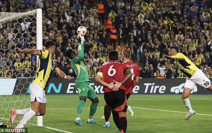 HLV Mourinho bị thẻ đỏ, Fenerbahce vẫn gieo sầu cho Man United- Ảnh 2. HLV Mourinho bị thẻ đỏ, Fenerbahce vẫn gieo sầu cho Man United- Ảnh 2.
