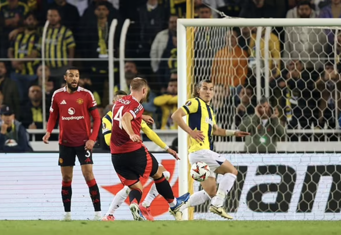 HLV Mourinho bị thẻ đỏ, Fenerbahce vẫn gieo sầu cho Man United- Ảnh 1. HLV Mourinho bị thẻ đỏ, Fenerbahce vẫn gieo sầu cho Man United- Ảnh 1.