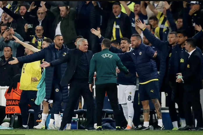 HLV Mourinho bị thẻ đỏ, Fenerbahce vẫn gieo sầu cho Man United- Ảnh 5. HLV Mourinho bị thẻ đỏ, Fenerbahce vẫn gieo sầu cho Man United- Ảnh 5.