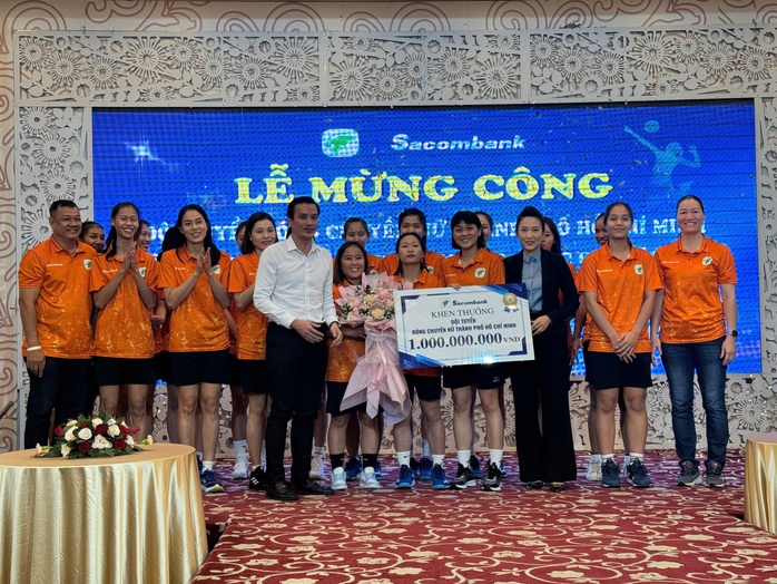 Bóng chuyền nữ TP HCM nhận thưởng 1 tỉ đồng cho chiến tích thăng hạng- Ảnh 2. Bóng chuyền nữ TP HCM nhận thưởng 1 tỉ đồng cho chiến tích thăng hạng- Ảnh 2.