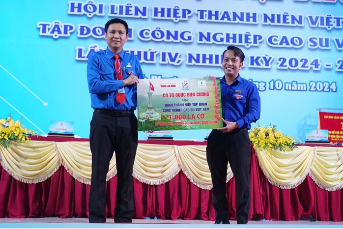 Tặng 1.000 lá cờ Tổ quốc cho Tập đoàn Công nghiệp Cao su Việt Nam- Ảnh 1. Tặng 1.000 lá cờ Tổ quốc cho Tập đoàn Công nghiệp Cao su Việt Nam- Ảnh 1.