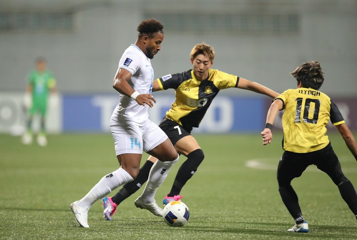 ĐKVĐ V-League cầm hòa đội bóng của Singapore- Ảnh 1. ĐKVĐ V-League cầm hòa đội bóng của Singapore- Ảnh 1.
