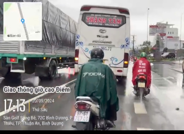 CLIP: Xe khách cố tình lấn làn, cản trở người đi xe máy ở Bình Dương- Ảnh 1. CLIP: Xe khách cố tình lấn làn, cản trở người đi xe máy ở Bình Dương- Ảnh 1.