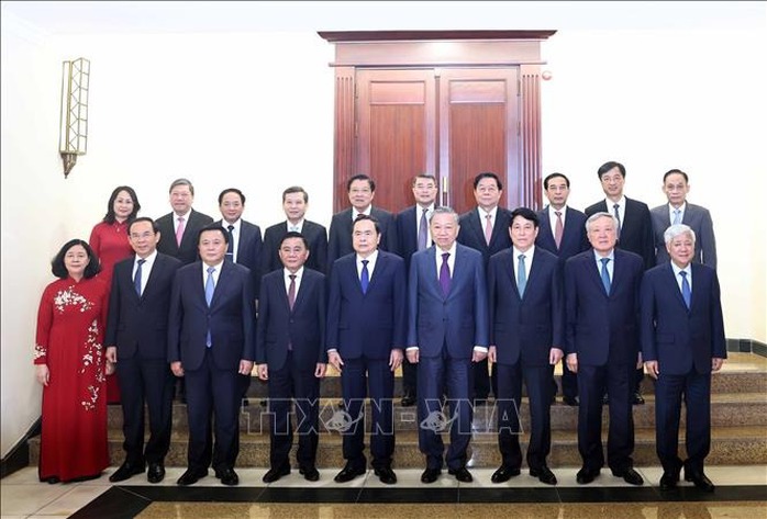 Bộ Chính trị phân công ông Trần Cẩm Tú giữ chức Thường trực Ban Bí thư- Ảnh 5. Bộ Chính trị phân công ông Trần Cẩm Tú giữ chức Thường trực Ban Bí thư- Ảnh 5.