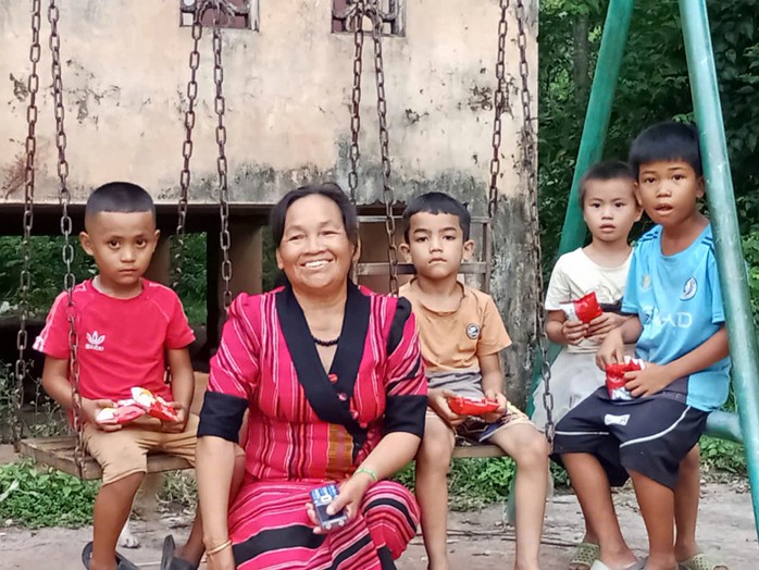 Bà Kăn Ling quây quần bên bọn trẻ bản làng Pa Kô Bà Kăn Ling quây quần bên bọn trẻ bản làng Pa Kô