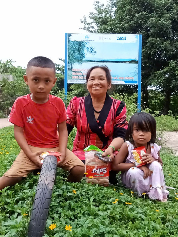 Bà Kăn Ling vui cùng trẻ và giáo dục giới tính cho trẻ em thôn bản Bà Kăn Ling vui cùng trẻ và giáo dục giới tính cho trẻ em thôn bản