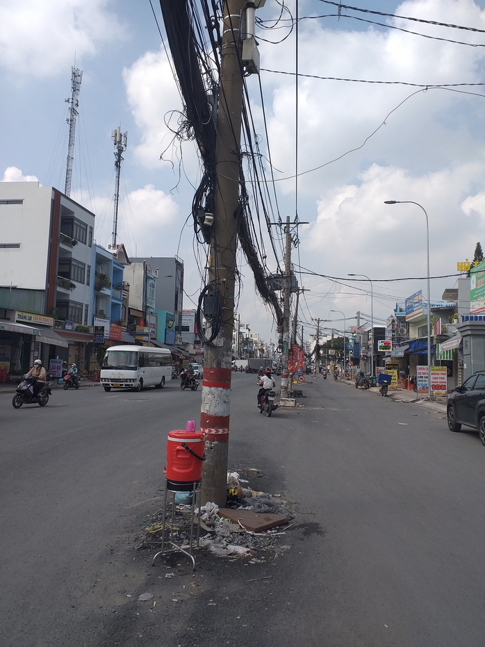 Hàng cột điện giữa đường- Ảnh 1. Hàng cột điện giữa đường- Ảnh 1.