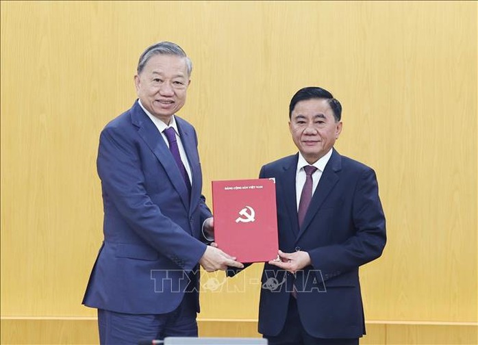 Bộ Chính trị phân công ông Trần Cẩm Tú giữ chức Thường trực Ban Bí thư- Ảnh 1. Bộ Chính trị phân công ông Trần Cẩm Tú giữ chức Thường trực Ban Bí thư- Ảnh 1.