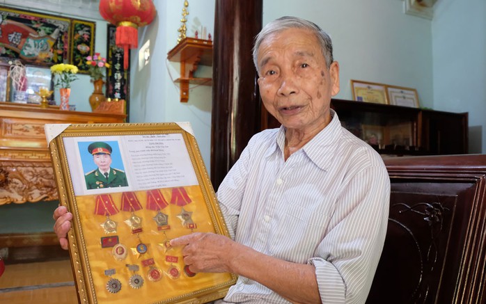 Ông Trần Văn Ấm lưu giữ nhiều huân chương, huy chương trong những năm tháng sống và làm việc trên đất Bắc. Ảnh: THANH TUẤN Ông Trần Văn Ấm lưu giữ nhiều huân chương, huy chương trong những năm tháng sống và làm việc trên đất Bắc. Ảnh: THANH TUẤN
