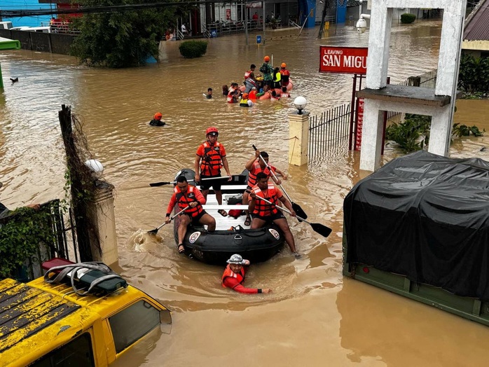 Bão ảnh hưởng hàng triệu người ở Philippines, Ấn Độ- Ảnh 1. Bão ảnh hưởng hàng triệu người ở Philippines, Ấn Độ- Ảnh 1.
