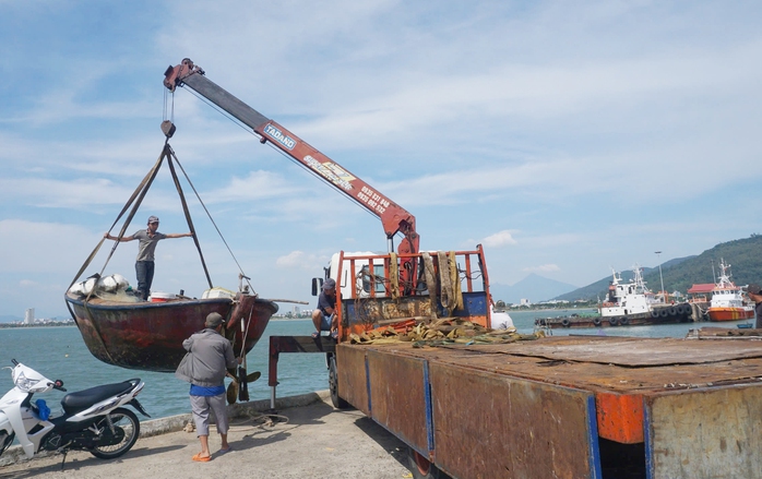 Ngư dân Đà Nẵng cấp tập đưa tàu thuyền vào bờ tránh bão Trami- Ảnh 3.