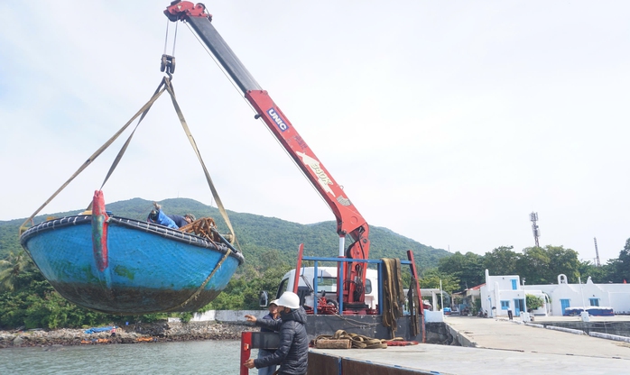Ngư dân Đà Nẵng cấp tập đưa tàu thuyền vào bờ tránh bão Trami- Ảnh 4.