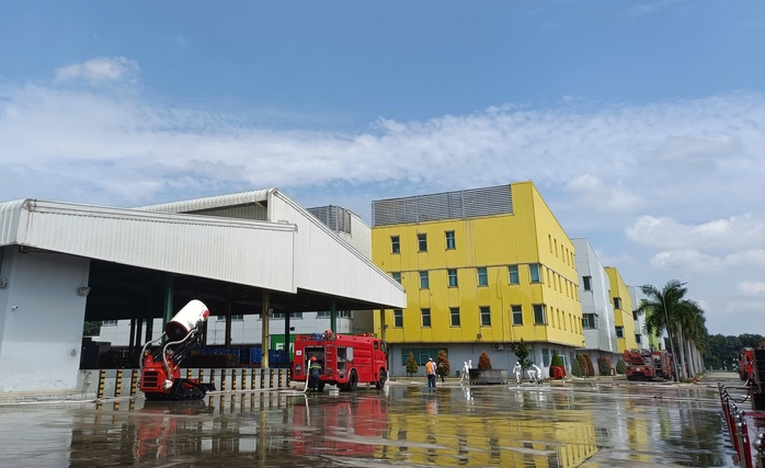 Cận cảnh buổi diễn tập sự cố cháy nổ hóa chất tại doanh nghiệp ở Bình Dương- Ảnh 8. Cận cảnh buổi diễn tập sự cố cháy nổ hóa chất tại doanh nghiệp ở Bình Dương- Ảnh 8.
