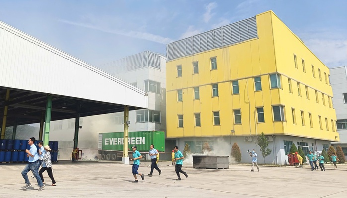 Cận cảnh buổi diễn tập sự cố cháy nổ hóa chất tại doanh nghiệp ở Bình Dương- Ảnh 4. Cận cảnh buổi diễn tập sự cố cháy nổ hóa chất tại doanh nghiệp ở Bình Dương- Ảnh 4.
