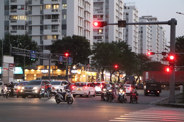 TP HCM: Lý do cả trăm người đi ngược chiều ở quận 7- Ảnh 3. TP HCM: Lý do cả trăm người đi ngược chiều ở quận 7- Ảnh 3.