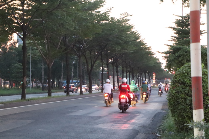 TP HCM: Lý do cả trăm người đi ngược chiều ở quận 7- Ảnh 6. TP HCM: Lý do cả trăm người đi ngược chiều ở quận 7- Ảnh 6.