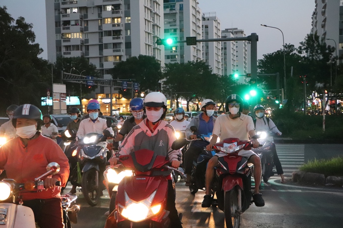 TP HCM: Lý do cả trăm người đi ngược chiều ở quận 7- Ảnh 4. TP HCM: Lý do cả trăm người đi ngược chiều ở quận 7- Ảnh 4.