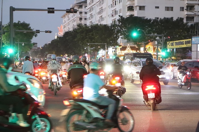 TP HCM: Lý do cả trăm người đi ngược chiều ở quận 7- Ảnh 5. TP HCM: Lý do cả trăm người đi ngược chiều ở quận 7- Ảnh 5.