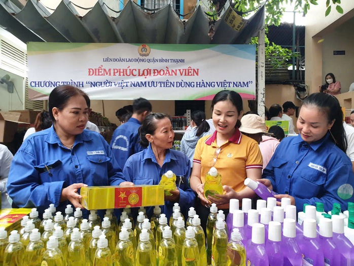 Công nhân phấn khởi với phiên chợ bình ổn giá tại nhà máy- Ảnh 4. Công nhân phấn khởi với phiên chợ bình ổn giá tại nhà máy- Ảnh 4.